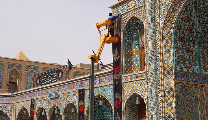 حرم بانوی کرامت سیاهپوش عزای مادر سادات شد