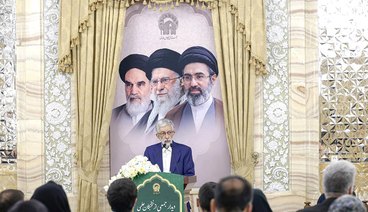 دکتر حداد عادل در مراسم تجلیل از نخبگان علمی کشور در حرم مطهر رضوی: نخبگان علمی باید خود را وقف پیشرفت ایران کنند دشمن به دنبال گرفتن دین و دانش نخبگا