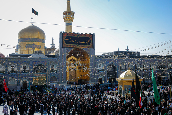 حرم مطهر رضوی در روز شهادت حضرت زهرا سلام‌الله علیها