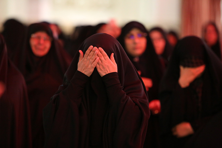 زائران حرم بانوی کرامت در سوگ ام ابیها اشک ماتم ریختند
