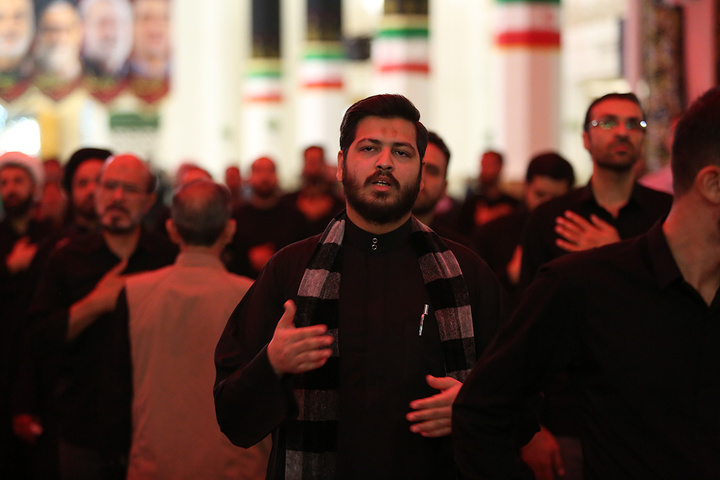 زائران حرم بانوی کرامت در سوگ ام ابیها اشک ماتم ریختند