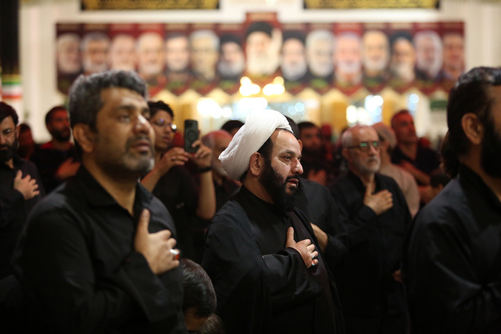 زائران حرم بانوی کرامت در سوگ ام ابیها اشک ماتم ریختند