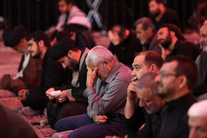 زائران حرم بانوی کرامت در سوگ ام ابیها اشک ماتم ریختند