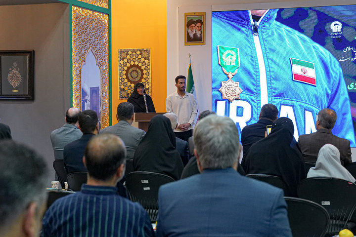 مراسم اهدای مدال به موزه آستان قدس رضوی