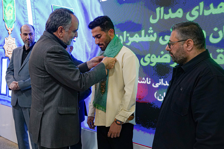 مراسم اهدای مدال به موزه آستان قدس رضوی