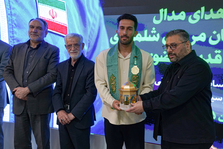 مراسم اهدای مدال به موزه آستان قدس رضوی