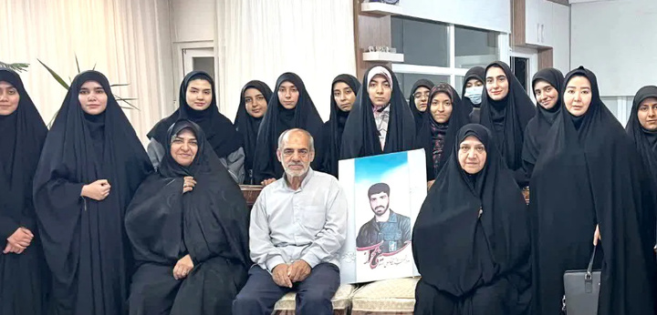 اعضای کانون‌های فرهنگی و انجمن ورزشی دانشگاه بین‌المللی امام رضا (ع) با خانواده شهید حسینی محراب دیدار کردند
