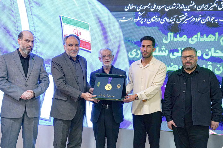 اهدای مدال طلای قهرمان آسیایی دوومیدانی ناشنوایان به حرم مطهر رضوی

