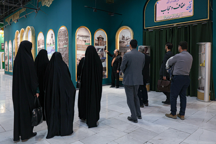 بازدید خادمان استاد دانشگاه از نمایشگاه رواق خدمت حرم مطهر رضوی