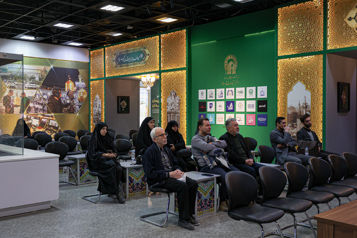 بازدید خادمان استاد دانشگاه از نمایشگاه رواق خدمت حرم مطهر رضوی