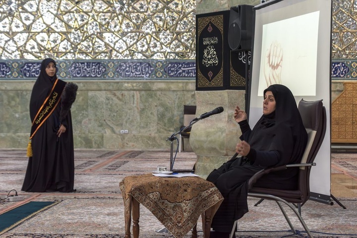 غبارروبی حرم مطهر بانوی کرامت توسط پزشکان و پرستاران