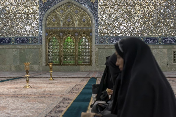 غبارروبی حرم مطهر بانوی کرامت توسط پزشکان و پرستاران
