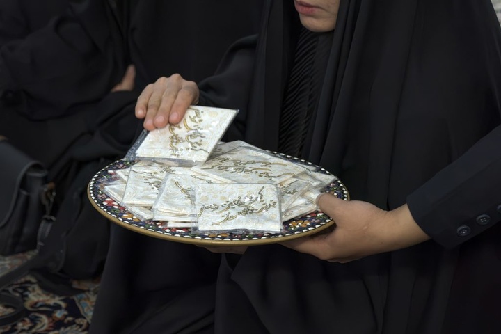 غبارروبی حرم مطهر بانوی کرامت توسط پزشکان و پرستاران