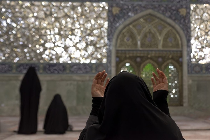 غبارروبی حرم مطهر بانوی کرامت توسط پزشکان و پرستاران