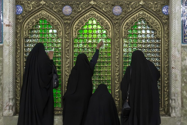 غبارروبی حرم مطهر بانوی کرامت توسط پزشکان و پرستاران