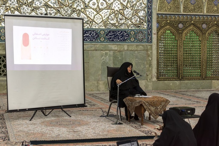 غبارروبی حرم مطهر بانوی کرامت توسط پزشکان و پرستاران