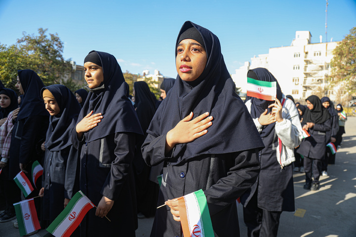 حضور خدام حرم مطهر رضوی در دبیرستان دخترانه فرهنگیان مشهد