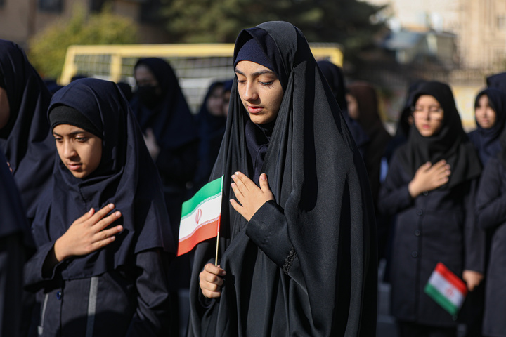حضور خدام حرم مطهر رضوی در دبیرستان دخترانه فرهنگیان مشهد