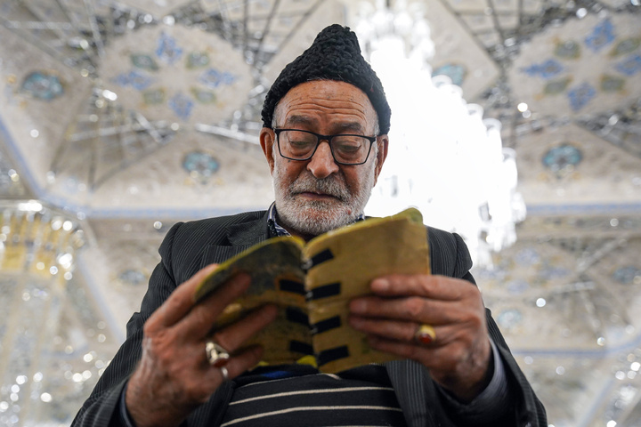 تشرف گروهی زائرین توان‌یاب به حرم مطهر رضوی