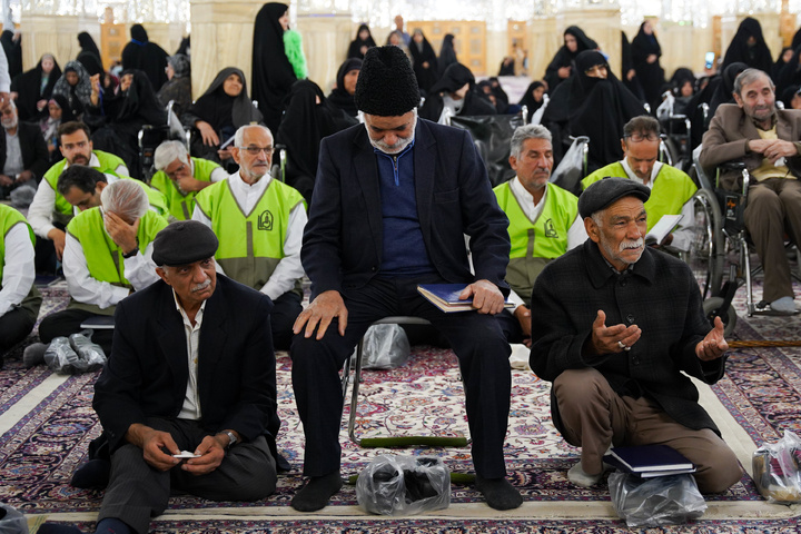 تشرف گروهی زائرین توان‌یاب به حرم مطهر رضوی