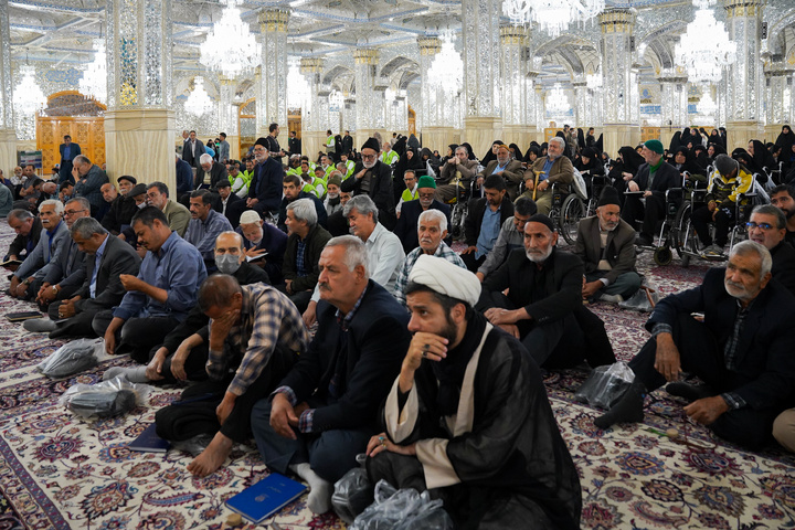 تشرف گروهی زائرین توان‌یاب به حرم مطهر رضوی