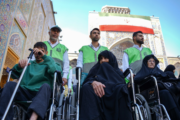 تشرف گروهی زائرین توان‌یاب به حرم مطهر رضوی