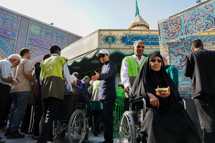 تشرف گروهی زائرین توان‌یاب به حرم مطهر رضوی