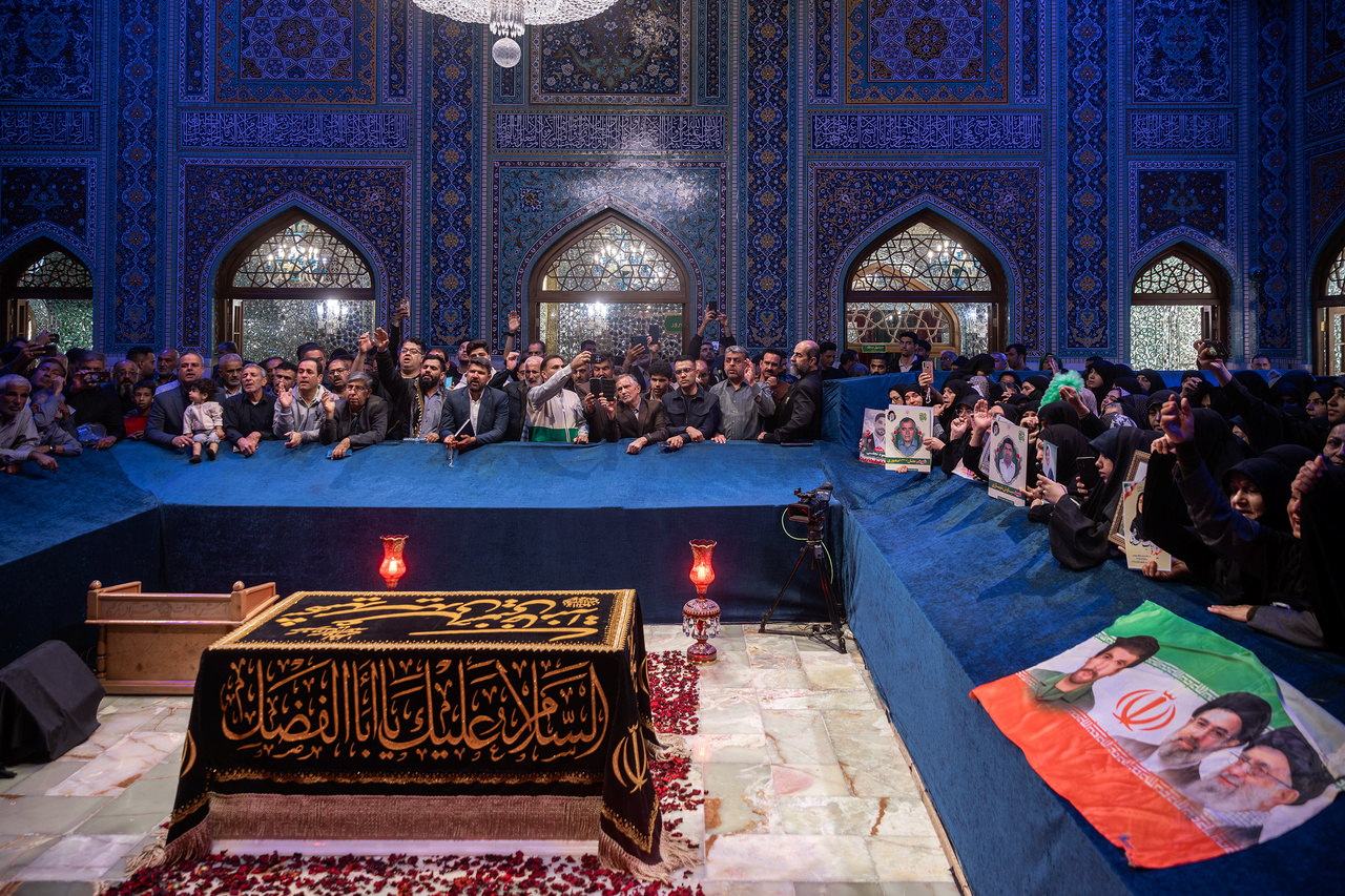 حضور عائلات الشهداء والجرحى من لامرد بمحافظة فارس عند مرقد قائد الثورة الشهيد