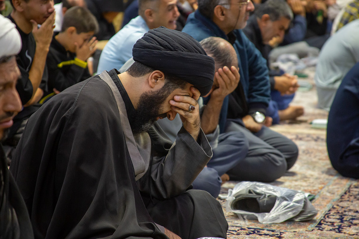 عزاداری زائران حرم مطهر بانوی کرامت در شب زیارتی اباعبدالله الحسین(ع)