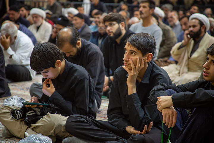 عزاداری زائران حرم مطهر بانوی کرامت در شب زیارتی اباعبدالله الحسین(ع)