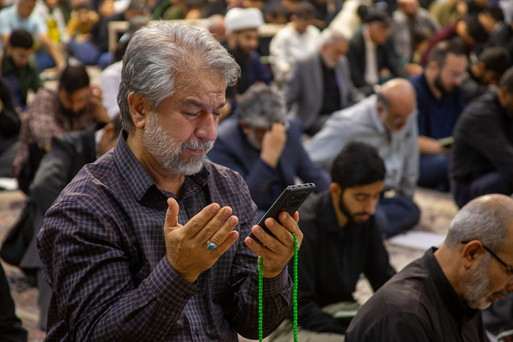 عزاداری زائران حرم مطهر بانوی کرامت در شب زیارتی اباعبدالله الحسین(ع)