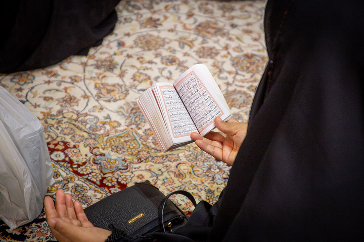 عزاداری زائران حرم مطهر بانوی کرامت در شب زیارتی اباعبدالله الحسین(ع)