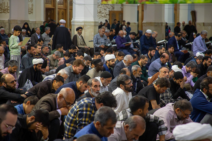 عزاداری زائران حرم مطهر بانوی کرامت در شب زیارتی اباعبدالله الحسین(ع)