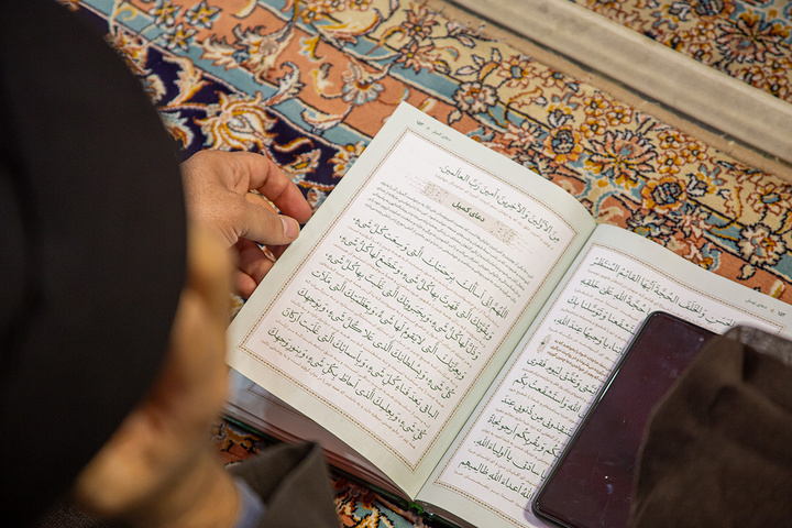عزاداری زائران حرم مطهر بانوی کرامت در شب زیارتی اباعبدالله الحسین(ع)