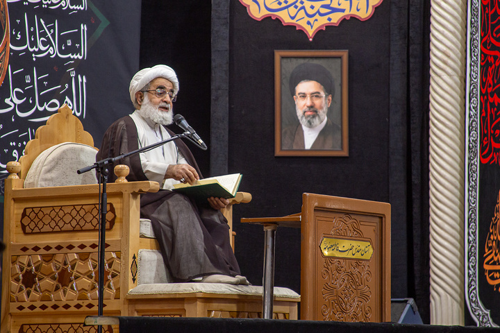عزاداری زائران حرم مطهر بانوی کرامت در شب زیارتی اباعبدالله الحسین(ع)