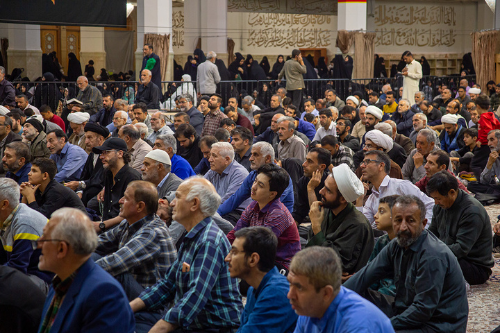 عزاداری زائران حرم مطهر بانوی کرامت در شب زیارتی اباعبدالله الحسین(ع)