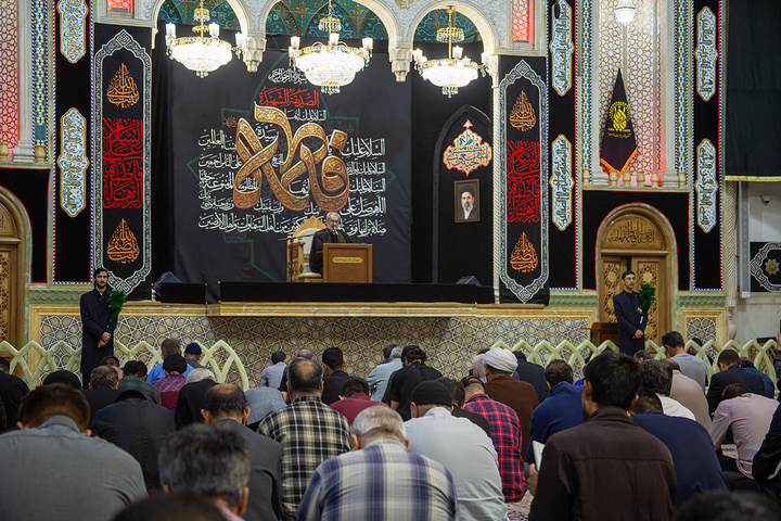 عزاداری زائران حرم مطهر بانوی کرامت در شب زیارتی اباعبدالله الحسین(ع)