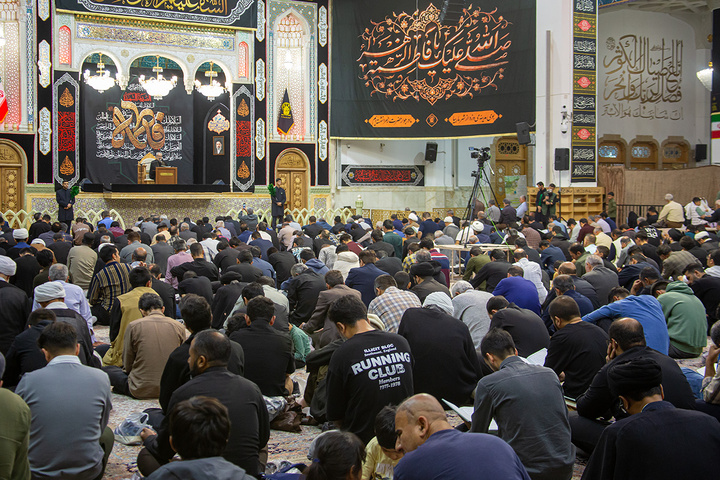 عزاداری زائران حرم مطهر بانوی کرامت در شب زیارتی اباعبدالله الحسین(ع)