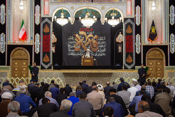 عزاداری زائران حرم مطهر بانوی کرامت در شب زیارتی اباعبدالله الحسین(ع)