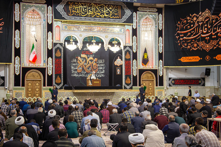 عزاداری زائران حرم مطهر بانوی کرامت در شب زیارتی اباعبدالله الحسین(ع)