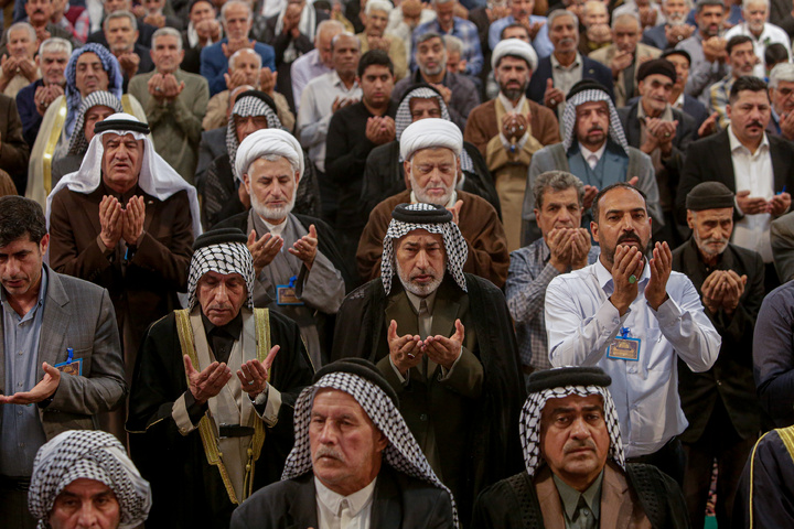 حضور شیوخ و سران غیور عشایر عراق و خوزستان در نماز جمعه مشهد مقدس