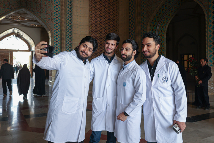 آیین روپوش سفید و سوگند پزشکی دانش‌آموختگان دانشگاه علوم پزشکی شیراز