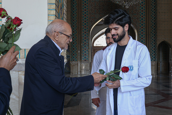 آیین روپوش سفید و سوگند پزشکی دانش‌آموختگان دانشگاه علوم پزشکی شیراز