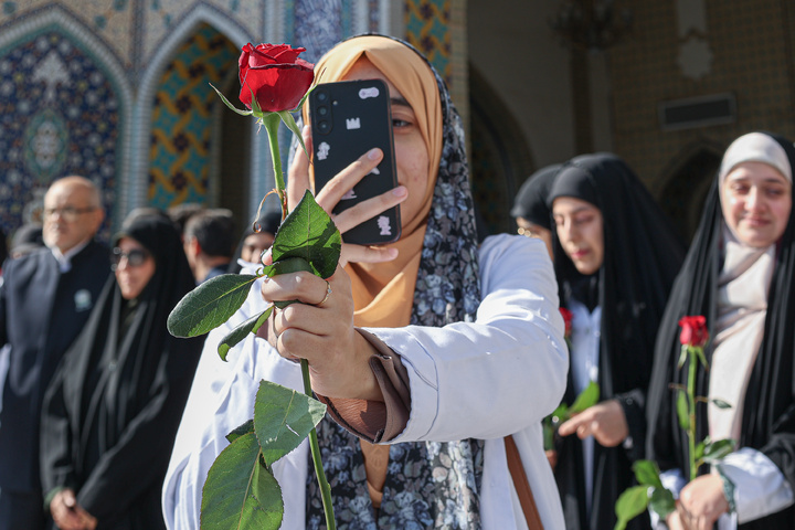 آیین روپوش سفید و سوگند پزشکی دانش‌آموختگان دانشگاه علوم پزشکی شیراز