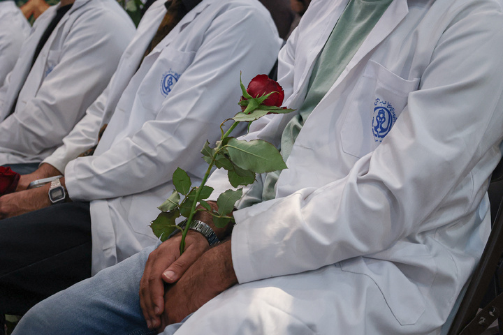 آیین روپوش سفید و سوگند پزشکی دانش‌آموختگان دانشگاه علوم پزشکی شیراز