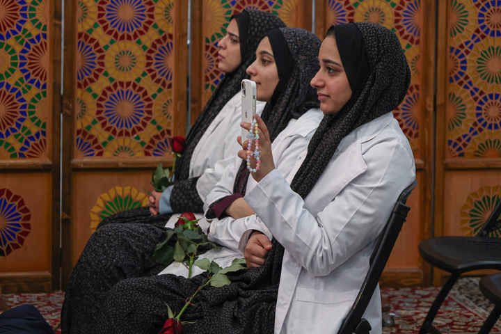 آیین روپوش سفید و سوگند پزشکی دانش‌آموختگان دانشگاه علوم پزشکی شیراز
