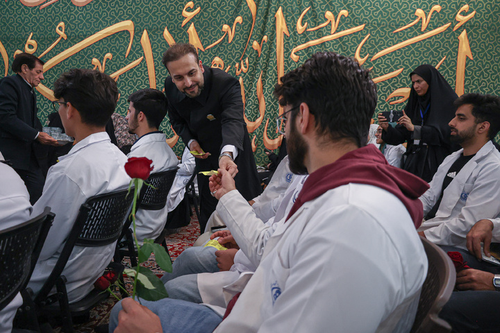 آیین روپوش سفید و سوگند پزشکی دانش‌آموختگان دانشگاه علوم پزشکی شیراز