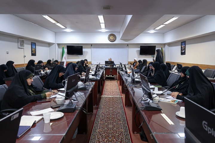 کارگاه آموزشی با محوریت کتاب «مهارت‌های والدین در زندگی و بالندگی فرزندان»